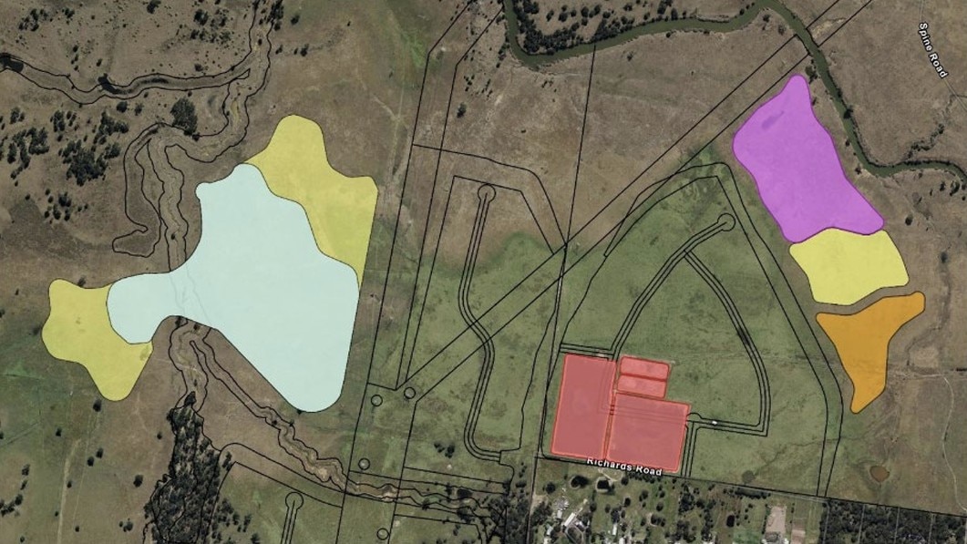um mapa codificado por cores mostrando lagoas retangulares vermelhas e formas coloridas propondo novas lagoas