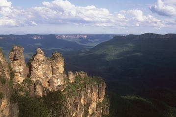 The Three Sisters rock formation with the Blue Mountains beyond.