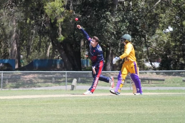 a cricketer bowling