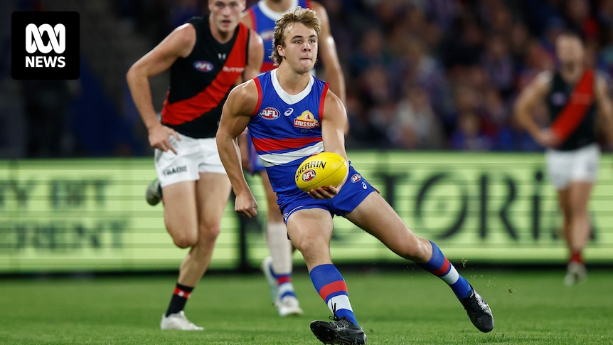 L’entraîneur des Western Bulldogs, Luke Beveridge, déclare que la recrue Ryley Sanders est sur une « courbe d’apprentissage abrupte » après sa colère d’avoir été remplacée lors de la défaite d’Essendon.