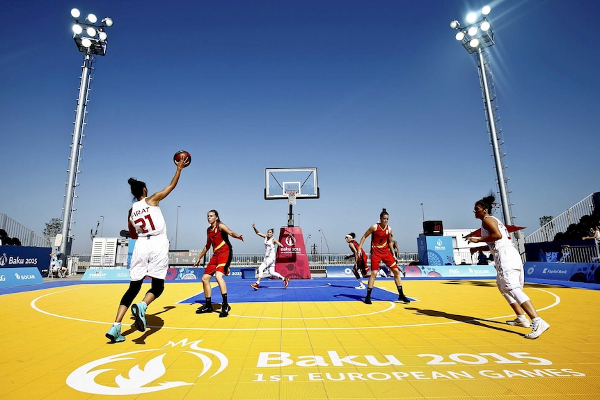 Bélgica y Turquía juegan un partido de baloncesto de tres contra tres