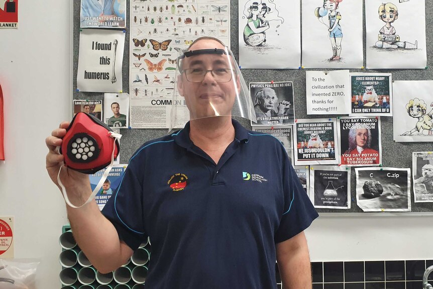 西澳高中教师史蒂夫·伯格曼制作3D打印口罩，以解决疫情早期个人防护用品短缺的问题。