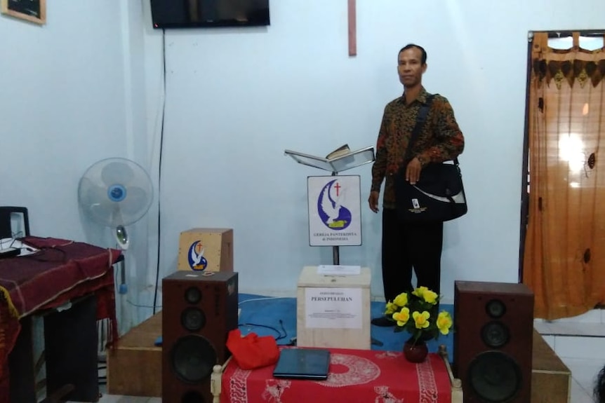 Pendeta Tigor Yunus Sitorus di dalam bangunan Gereja Pantekosta Immanuel Sedayu Indonesia
