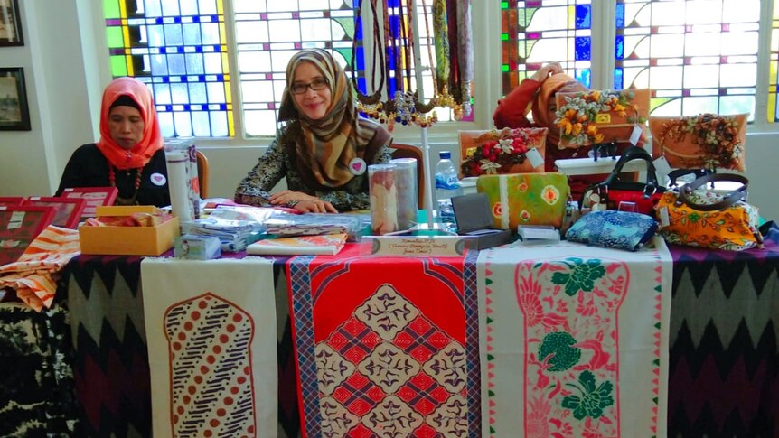 Ika Santoso (kanan) sudah mengkombinasikan pemasaran batiknya lewat cara tradisional seperti ikut pameran, dari kenalan sampai menjual di toko online.