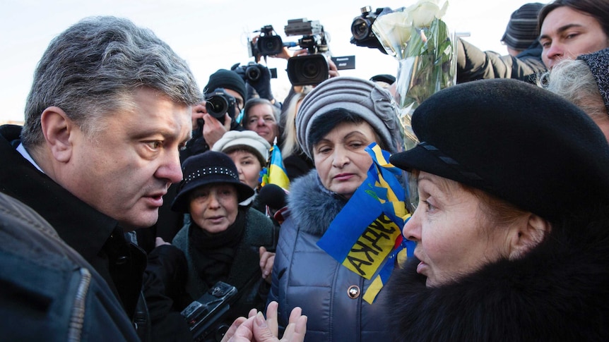 Petro Poroshenko is confronted at a wreath laying ceremony