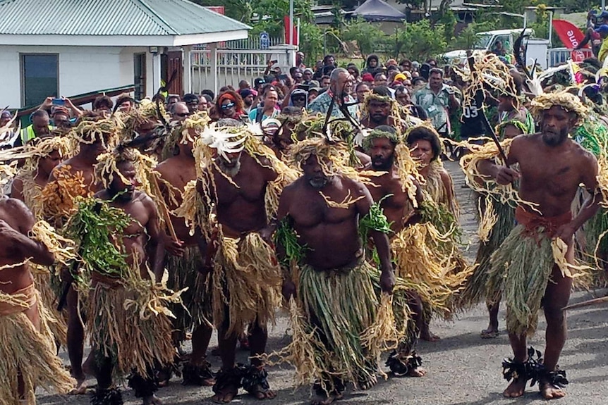 Dancers blong Tanna i mekem Traditional welkam blong ol Kanaky participants long Port Vila