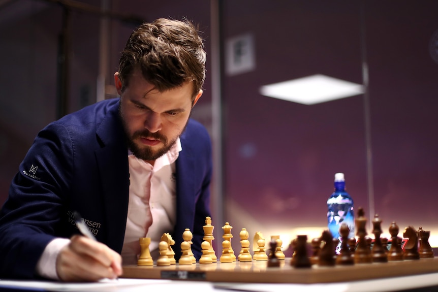 Hans Niemann: Chess grandmaster 'not going to back down' amid cheating  allegations