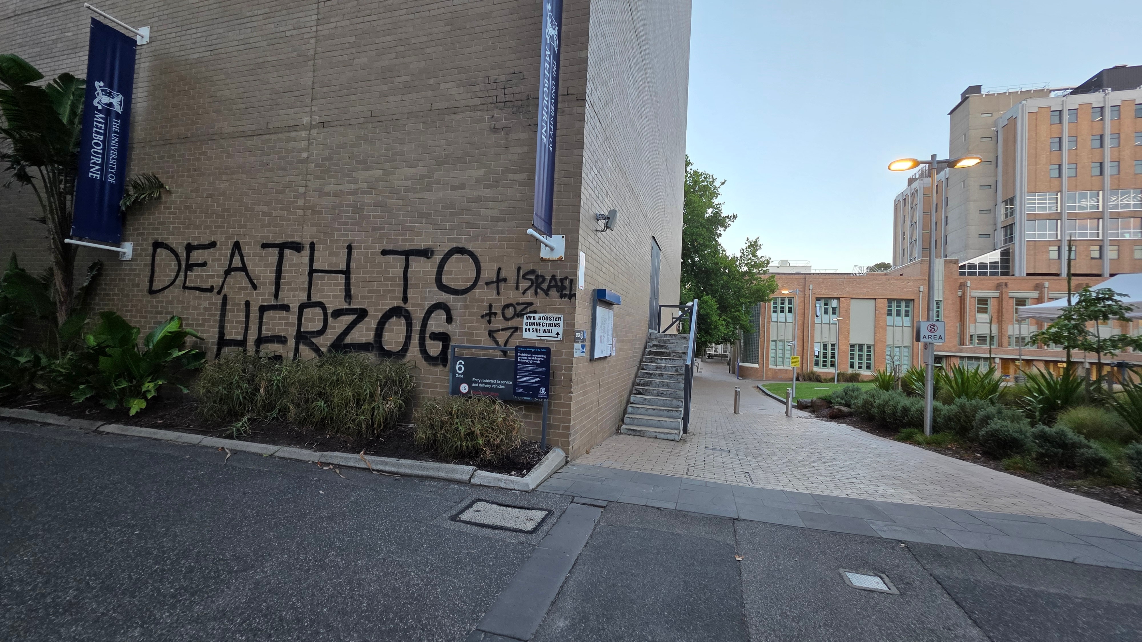 পেইন্টে হারজোগের মৃত্যু দেয়ালের একটি ছবি।