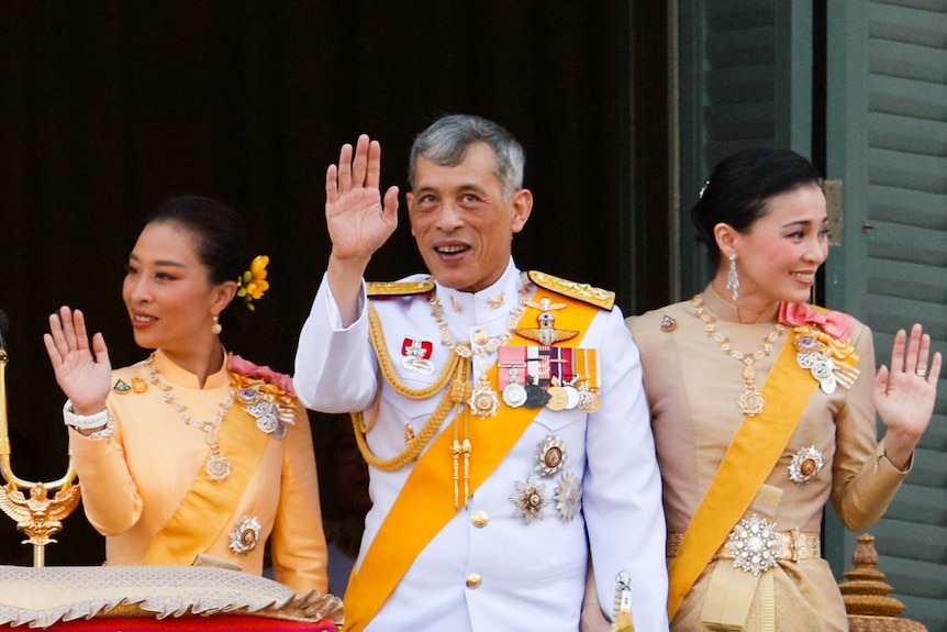 King Maha Vajiralongkorn flanked by  Queen Suthida and Princess Bajrakitiyabha.