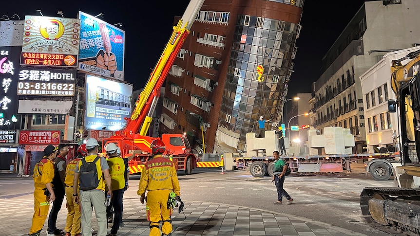昨晚，救援人员在花莲在强烈地震中倾斜的天王星大楼外。