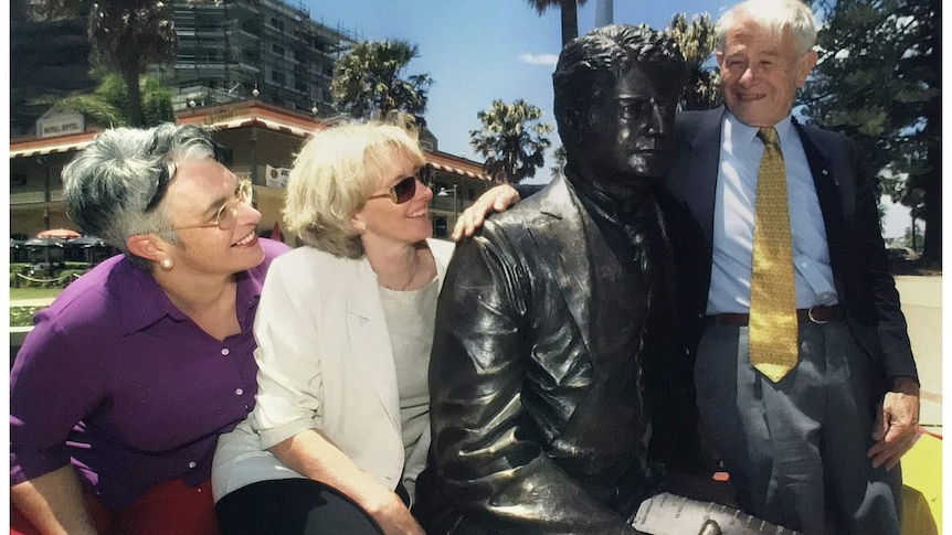 Anne Barton, her cousin Sarah Thomson and her uncle David Barton at the unveiling of the statue in 2001.