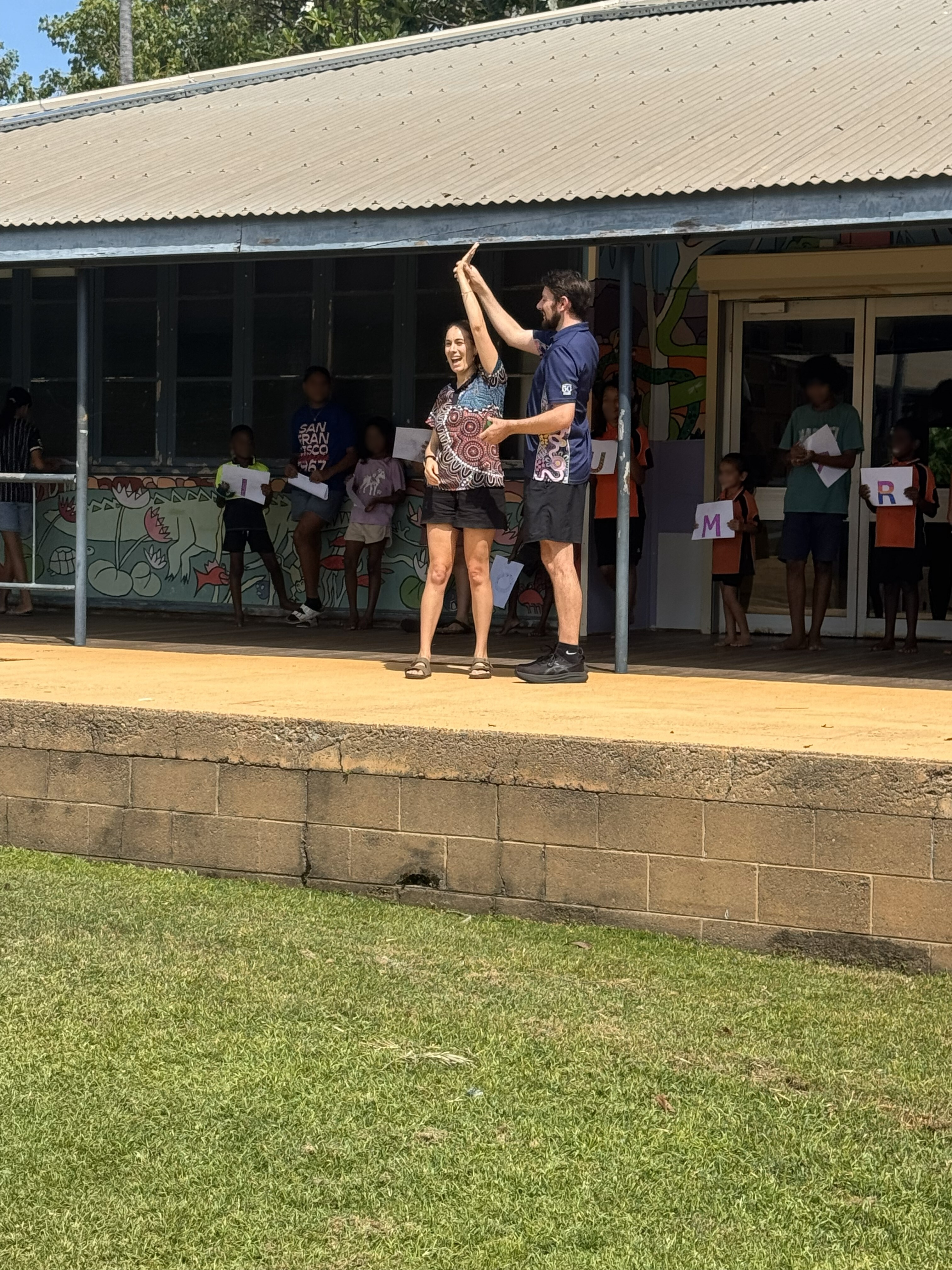 Reuben y Tehlia celebran su compromiso en la escuela frente a los estudiantes.