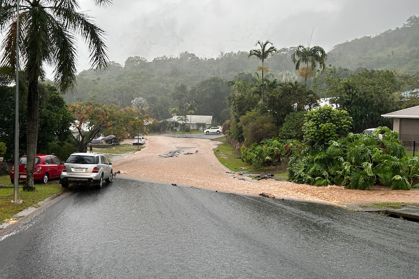 Braunes Wasser bedeckt eine Straße in Cairns.