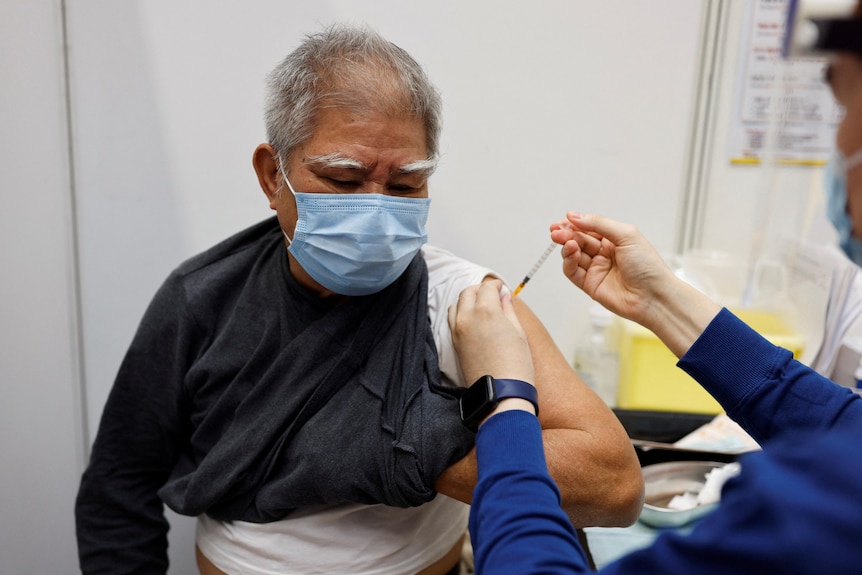 Un bărbat în vârstă primește o doză de vaccin CoronaVac COVID-19 de la Sinovac Biotech.