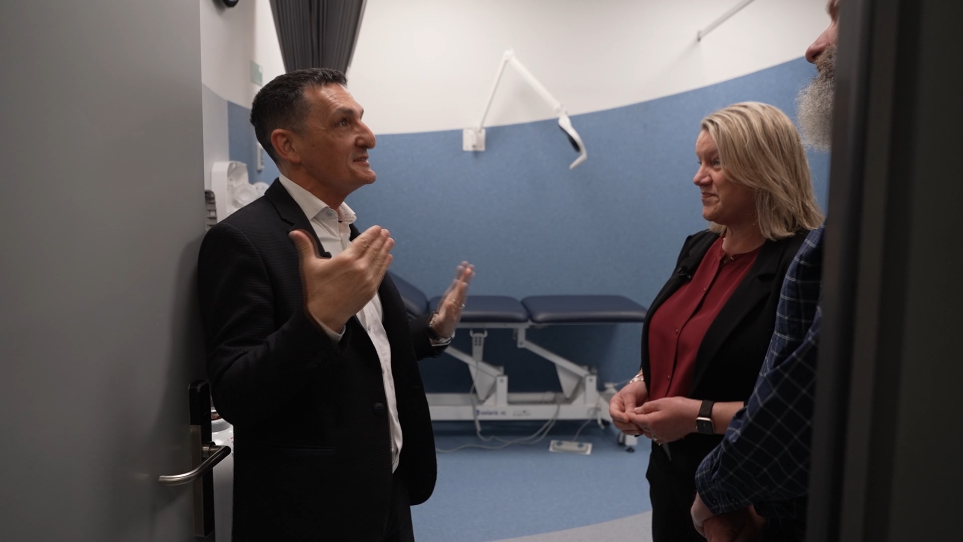 Danny Jeffcote speaks with minister Ingrid Stitt in a clinic room