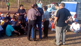 A detainee talks to officials outside the Darwin detention centre (ABC News)