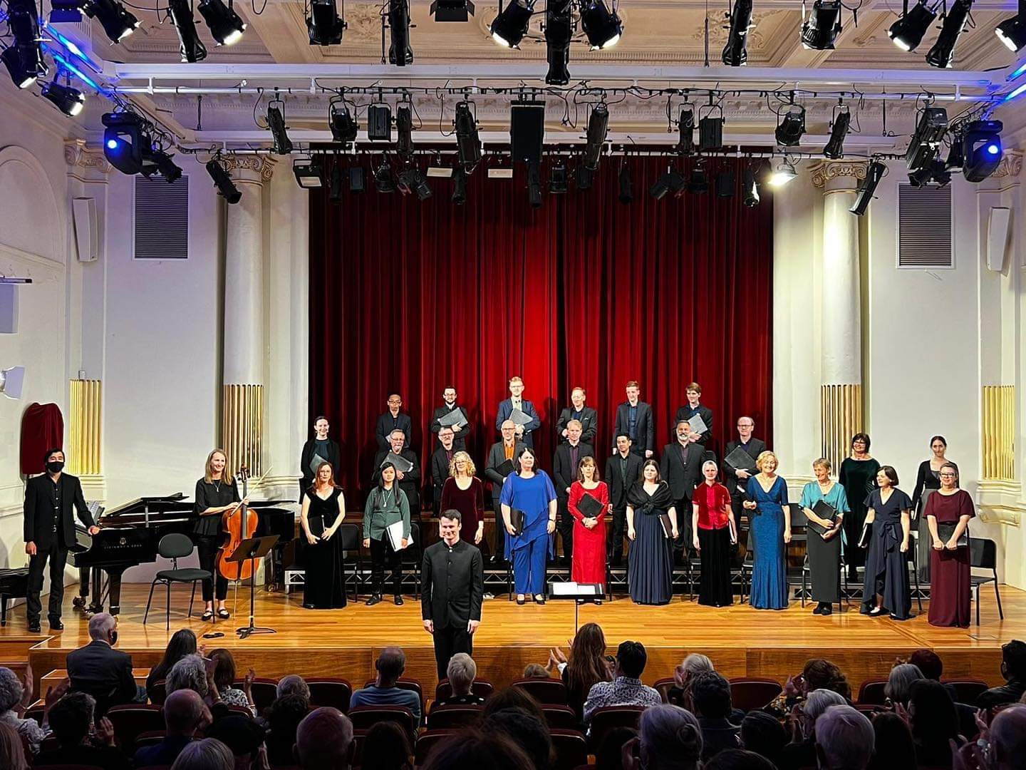 Foto sekelompok musisi yang berdiri di atas panggung