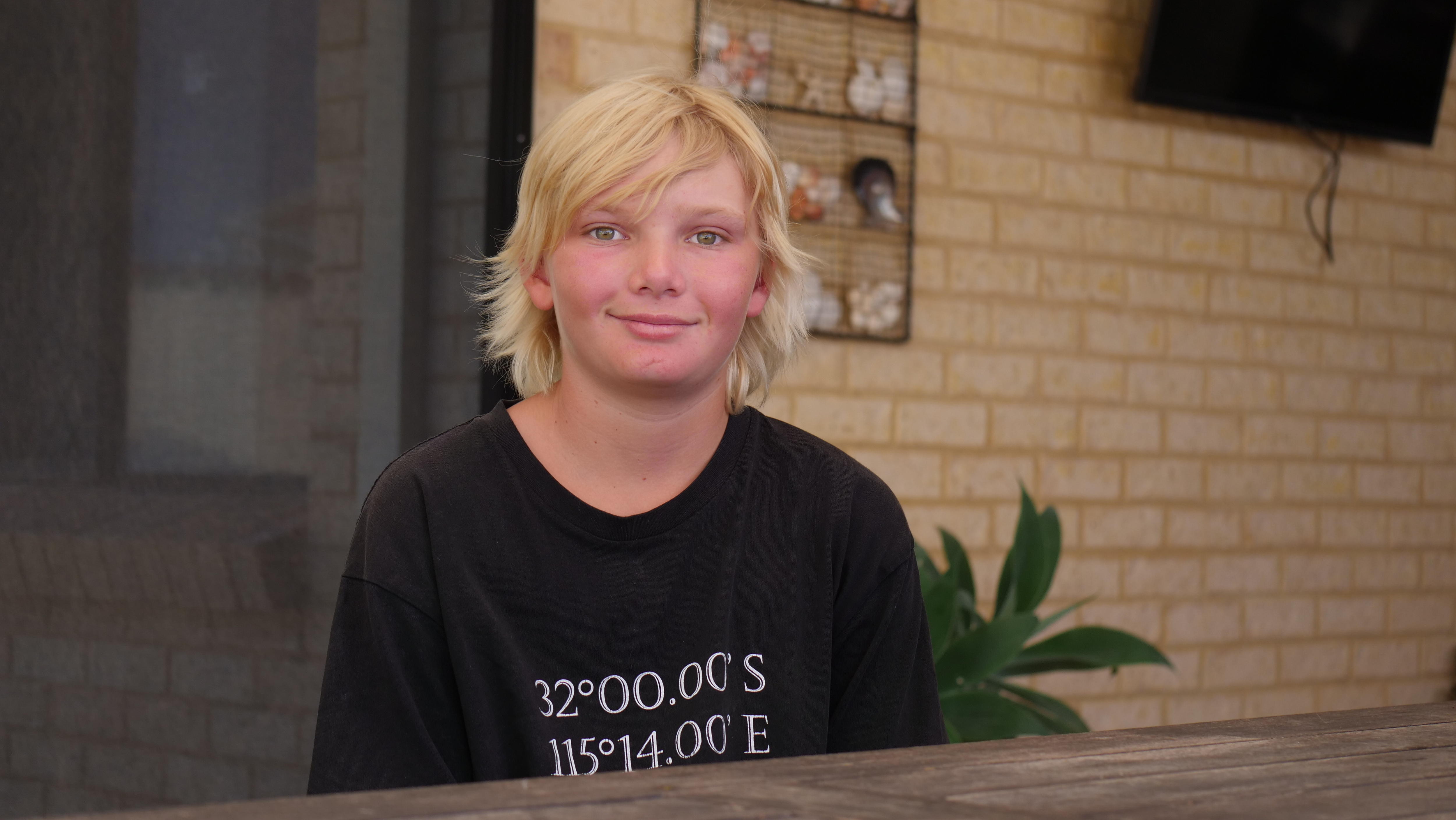 Un Rhys sonriente mira a la cámara.