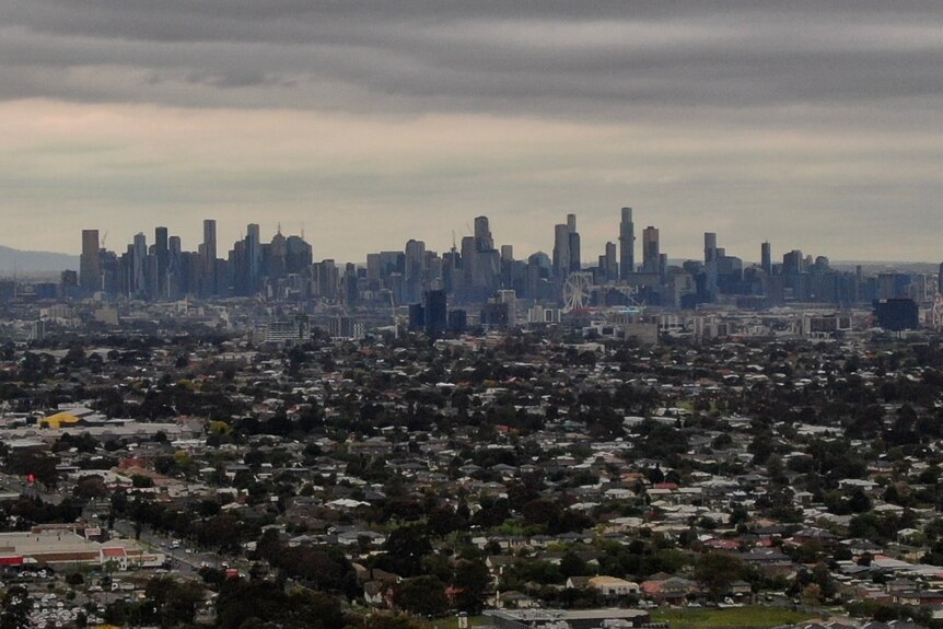 Una vista del horizonte del CBD de Melbourne, bajo un cielo gris brumoso.