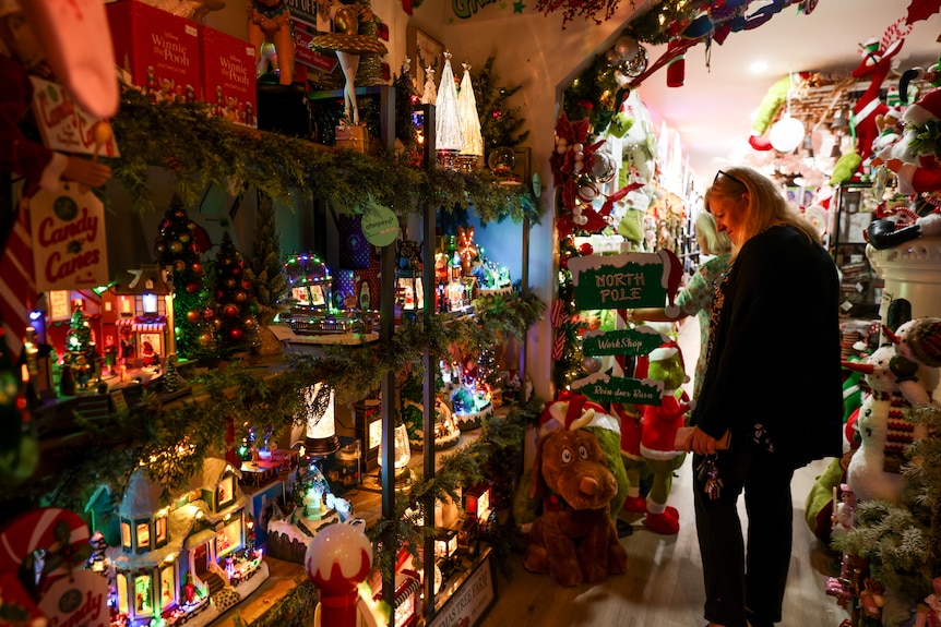 Étagères dans les magasins remplies d'ornements et de décorations de Noël