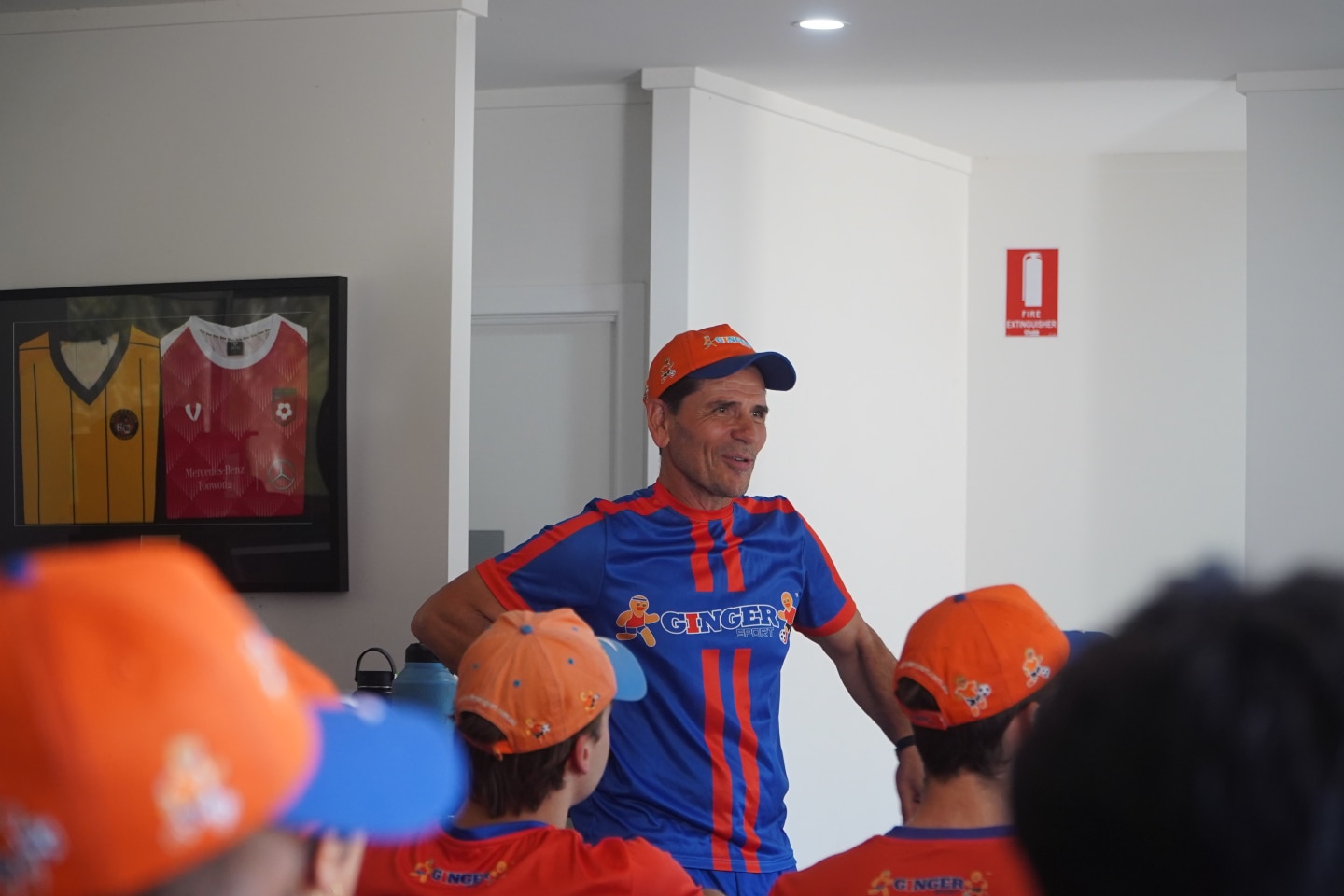 Un hombre uniformado habla con el grupo.