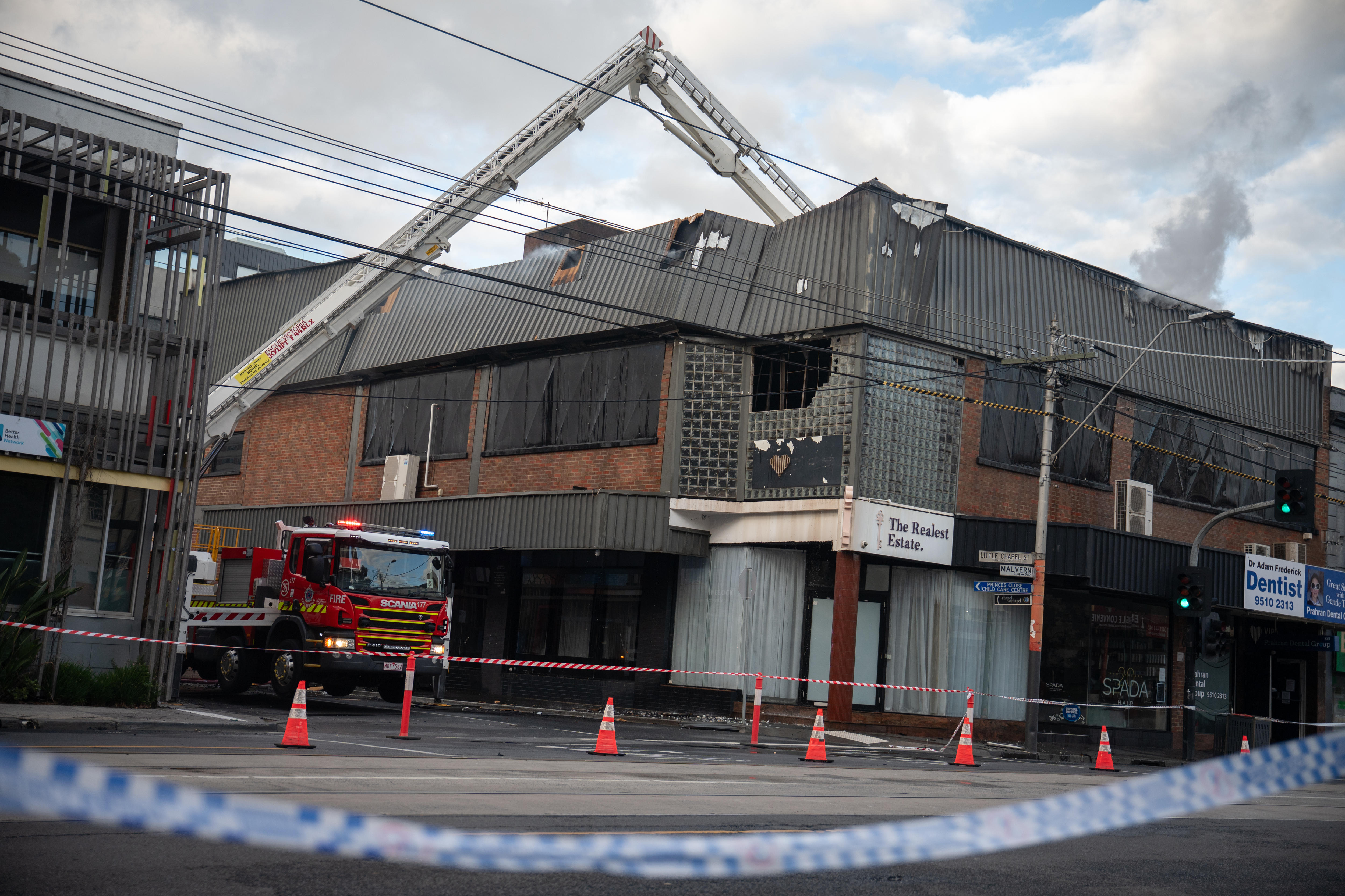 Vista exterior de un edificio dañado por el incendio