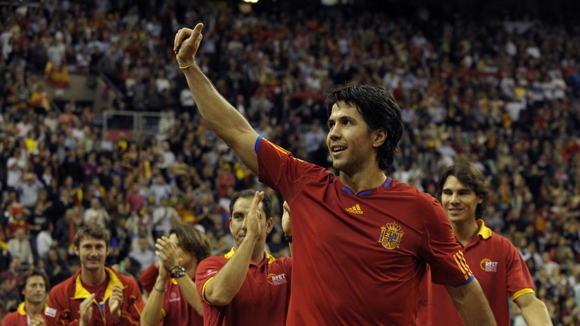 Verdasco salutes the Spanish crowd