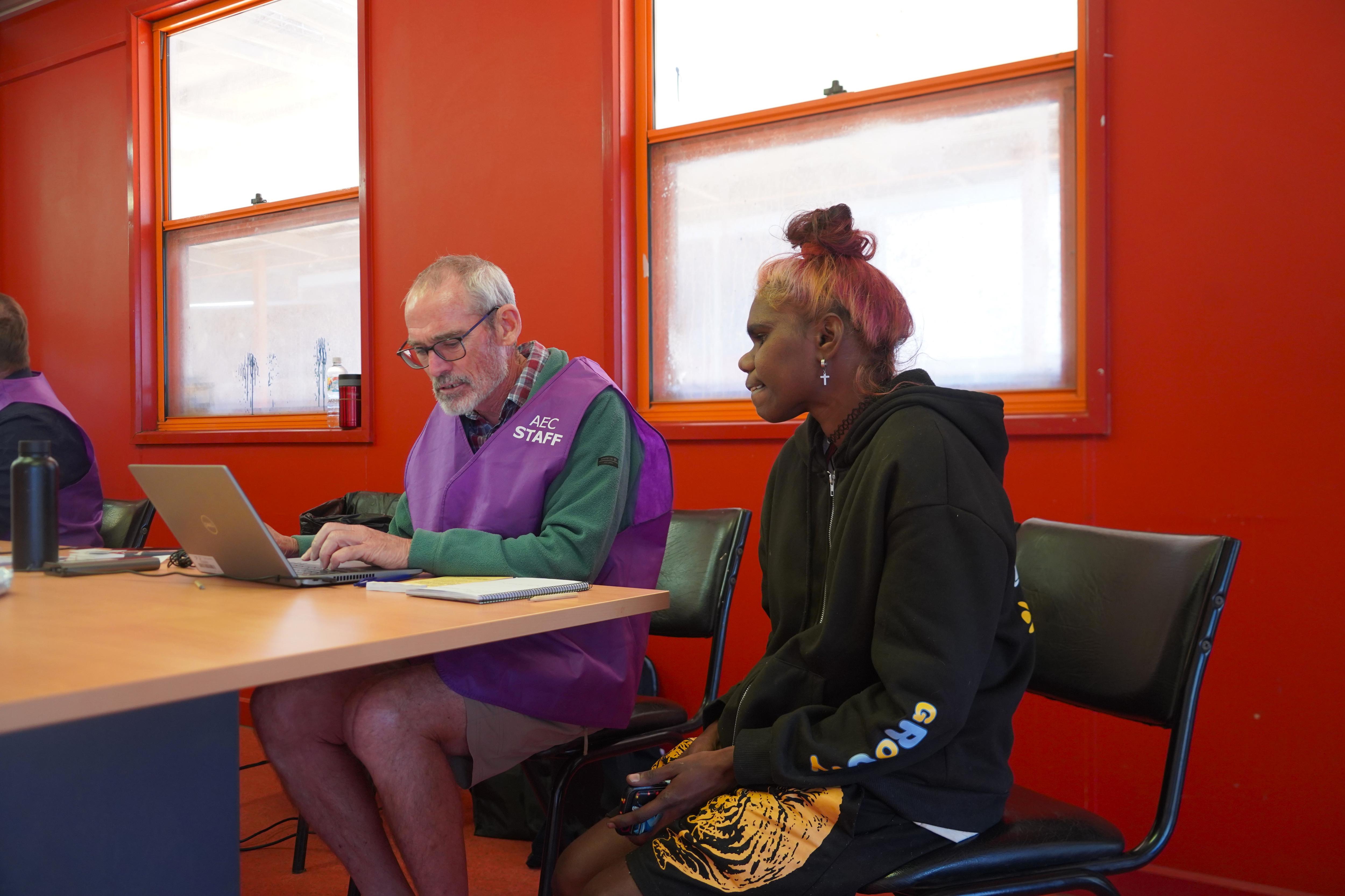 Remote desert community of Indulkana still confused about what the Voice means, as locals head