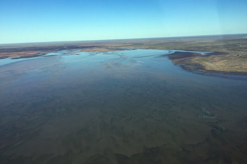 Lake Eyre fills with water