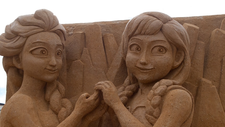 Sand sculptor Peter Papamanolis brings 'joy, wonder' to Gold Coast  beachgoers - ABC News