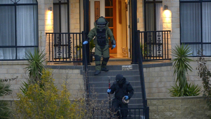 Bomb squad searches Greenvale home