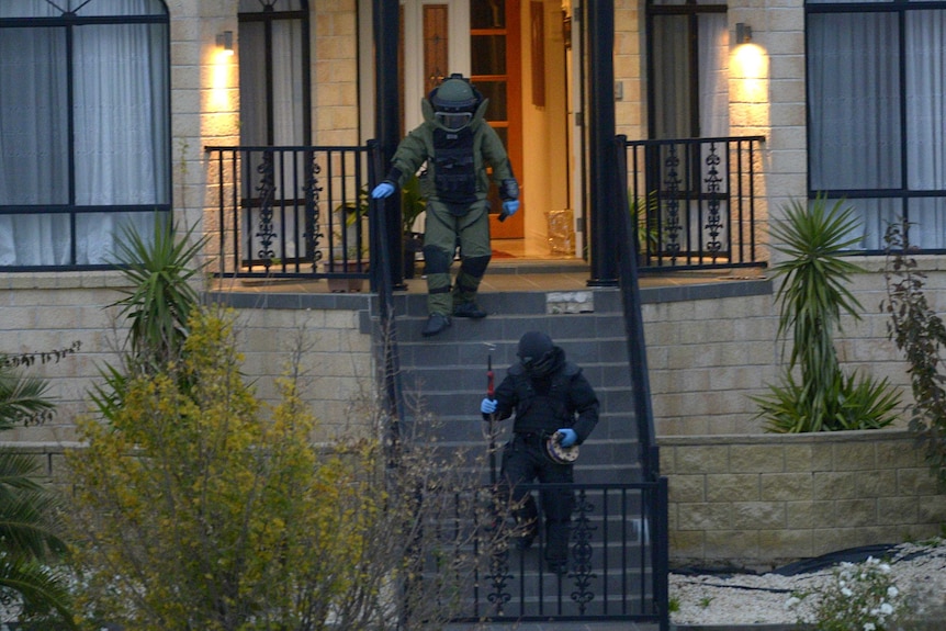 Bomb squad searches Melbourne home