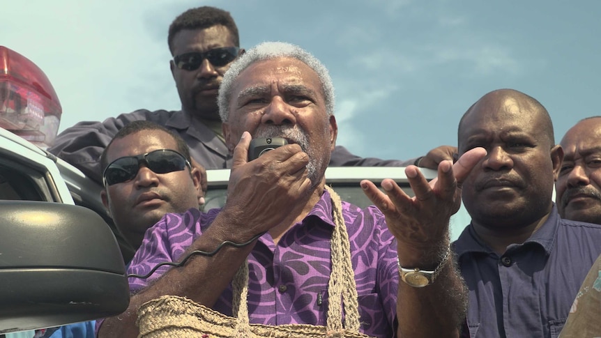 Former PNG prime minister Sir Mekere Morauta addresses supporters outside the tally room.