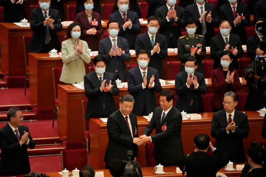 习近平当选后得到了全场的热烈掌声，和同僚的祝贺。