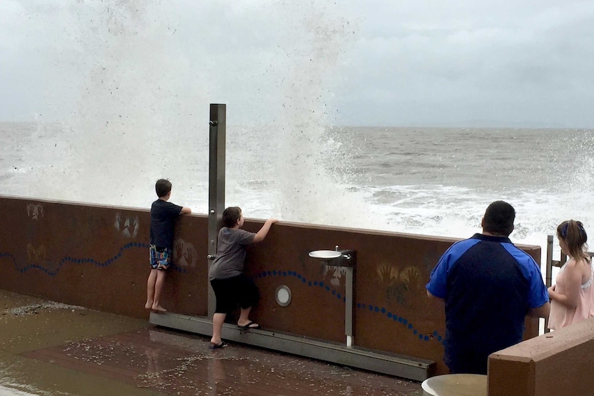 Waves build as cyclone nears Qld coast