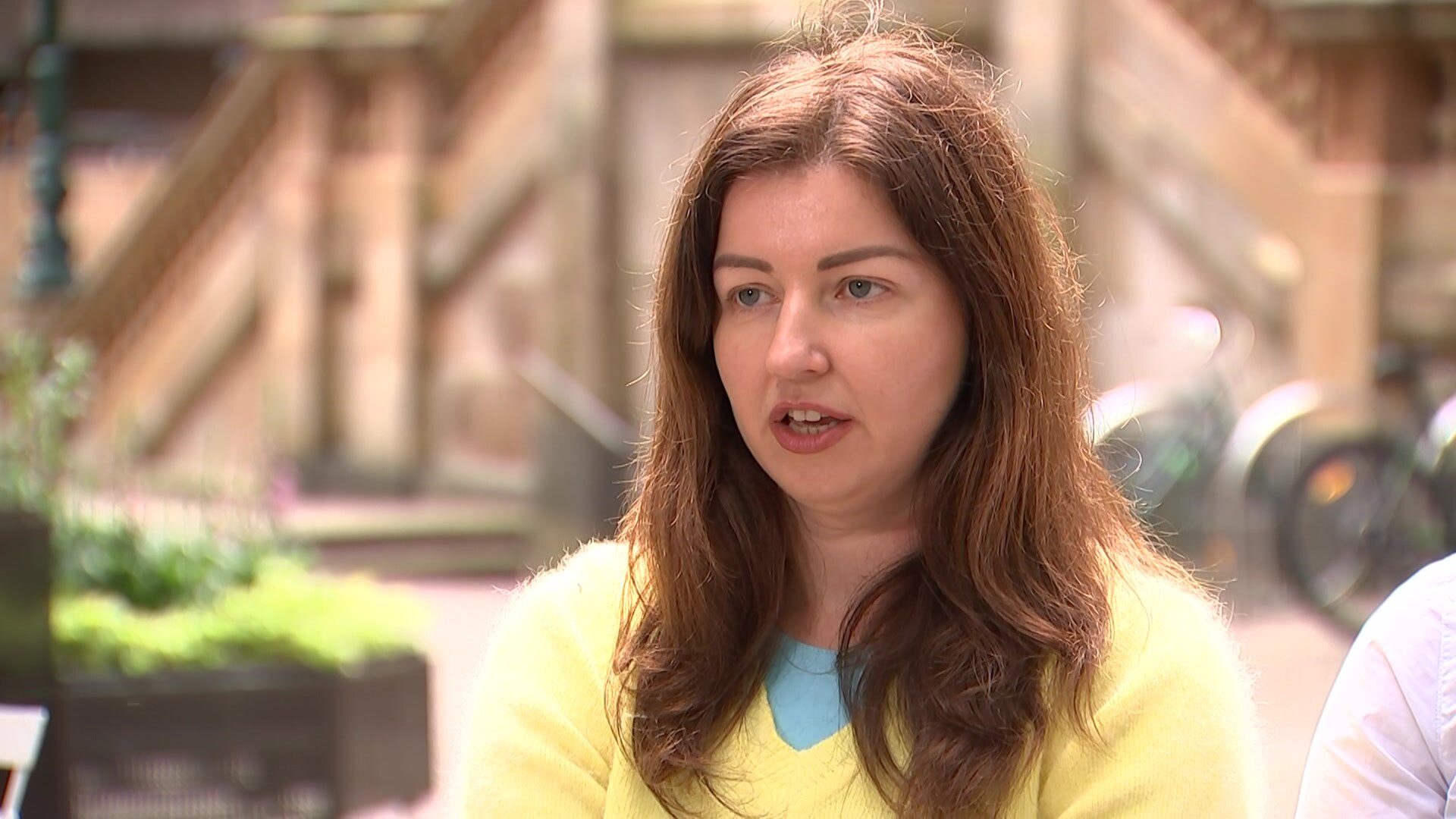 A person wearing yellow and blue, the colours of Ukraine.
