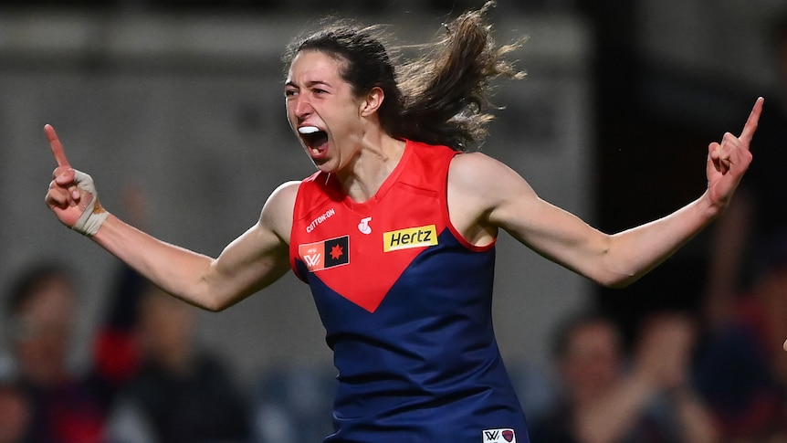 Melbourne bat les premiers ministres en titre de l’AFLW Adélaïde dans une finale de qualification dramatique