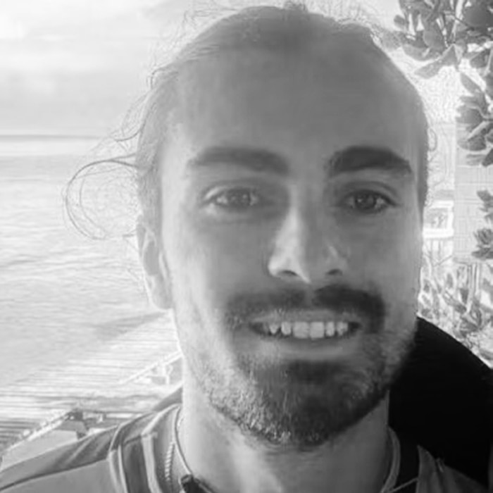 Un retrato en primer plano en blanco y negro de Dan.