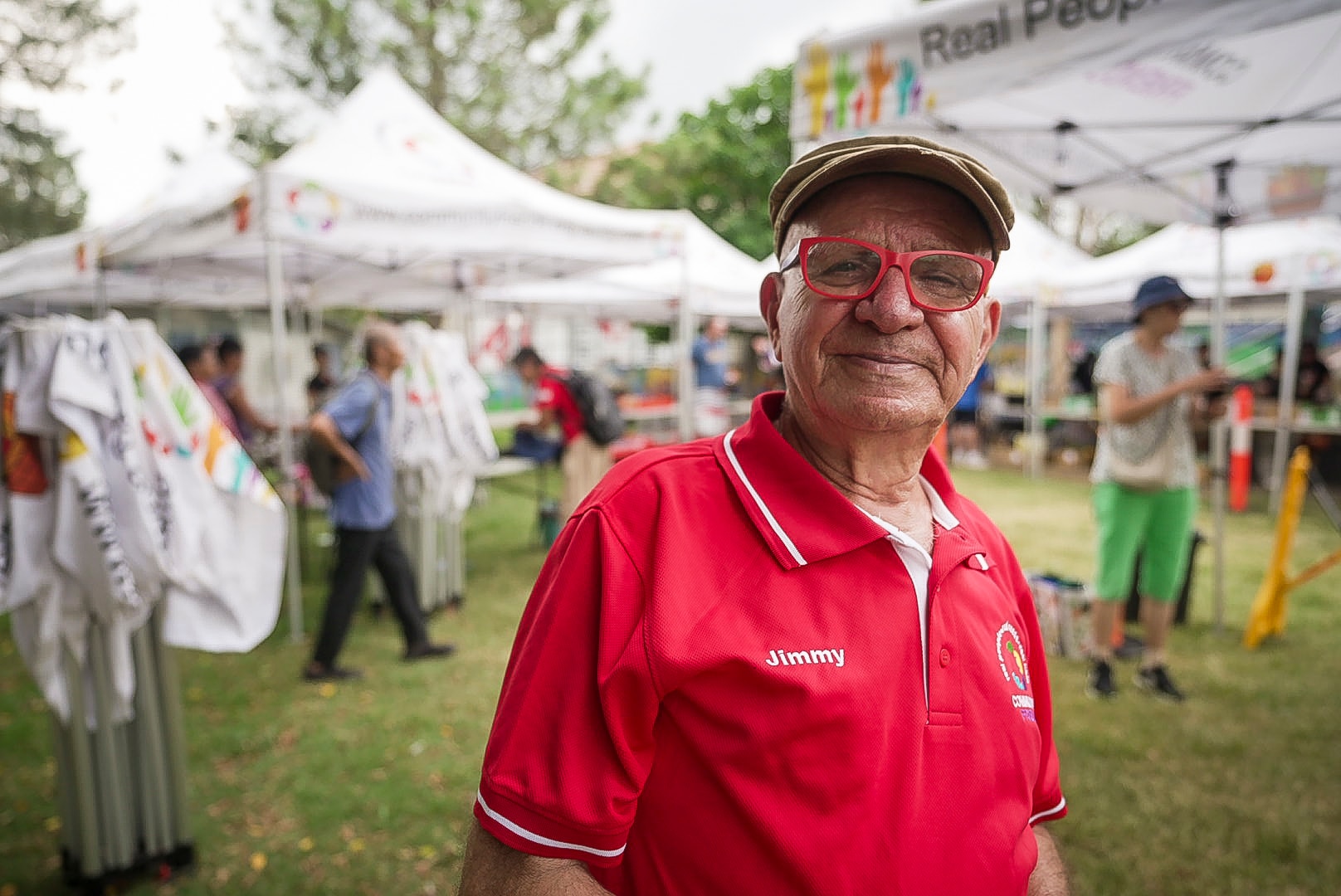 un hombre con una camisa roja y gafas