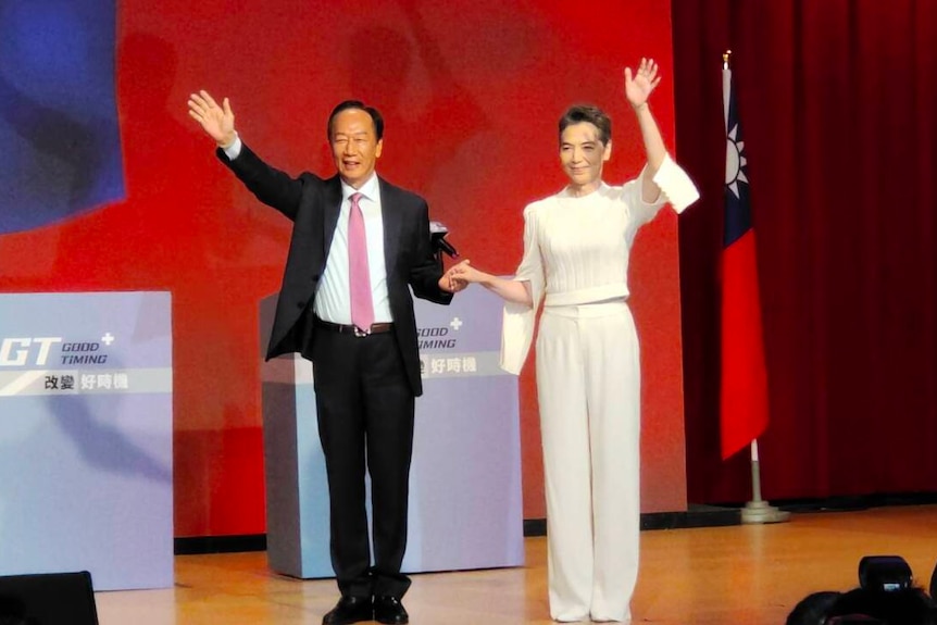鸿海集团创始人郭台铭选择了与台湾女艺人赖佩霞搭档参选政府总统。