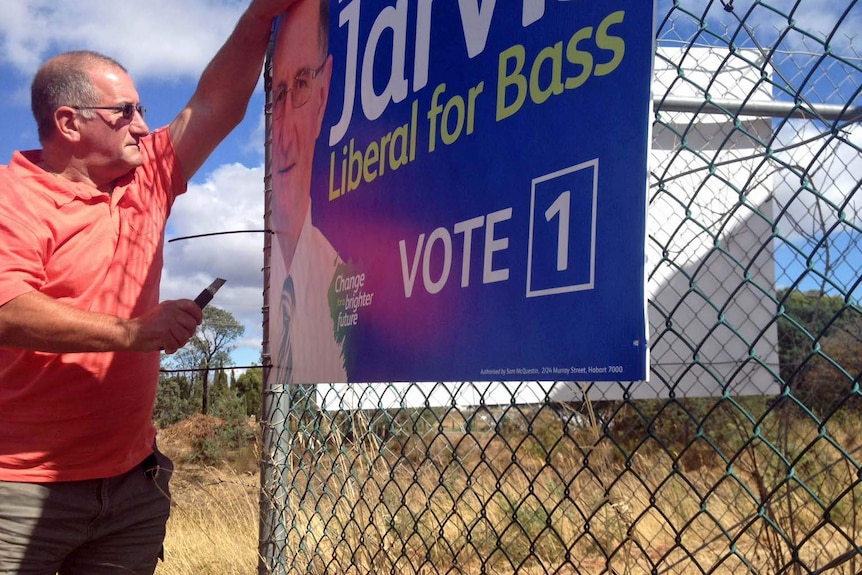 The Dorset Mayor and Liberal Bass candidate Barry Jarvis starts removing election signage.