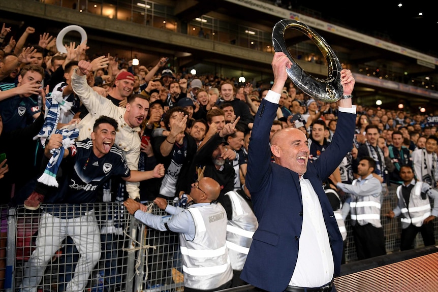 Kevin Muscat celebrates with Victory fans