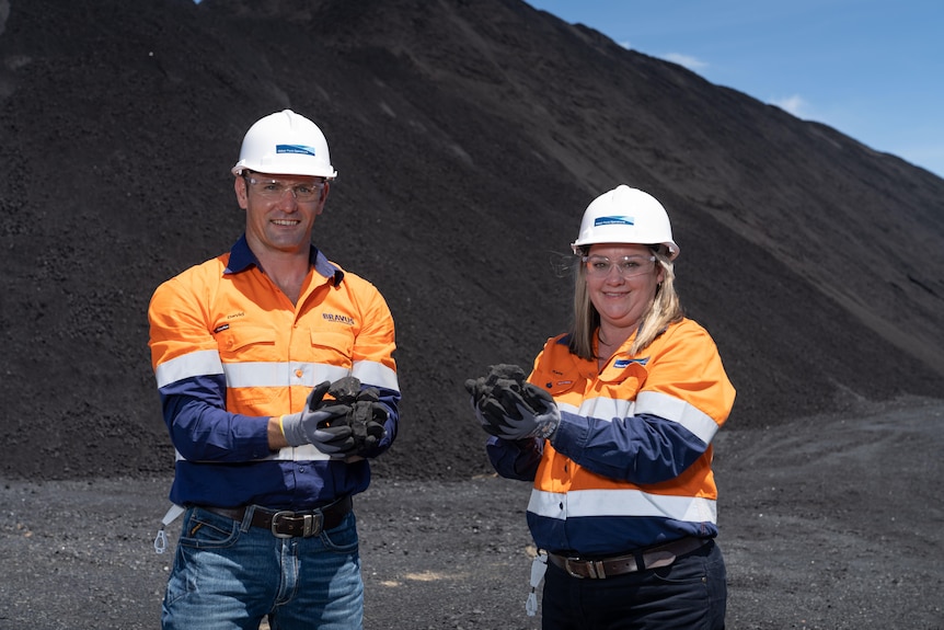 David Boshoff, director ejecutivo de Bravus, con Kate Mee, directora de HSEC de operaciones de Abbot Point