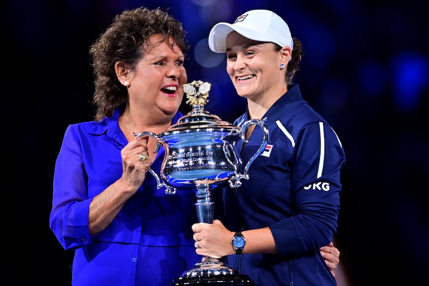 Evonne Cawley et Ash Barty avec le trophée du simple féminin de l'Open d'Australie.