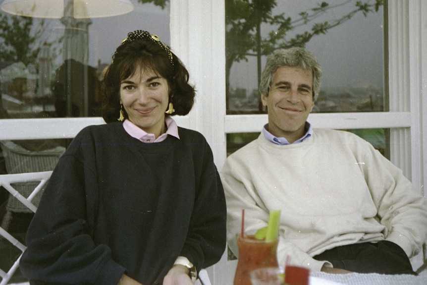 Ghislaine Maxwell et Jeffrey Epstein assis ensemble à une table avec un cocktail Bloody Mary devant eux