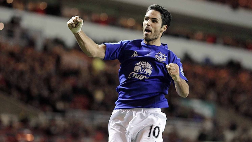 Arsenal snapped up Everton's Mikel Arteta and Chelsea's Yossi Benayoun on top of three other recent signings.