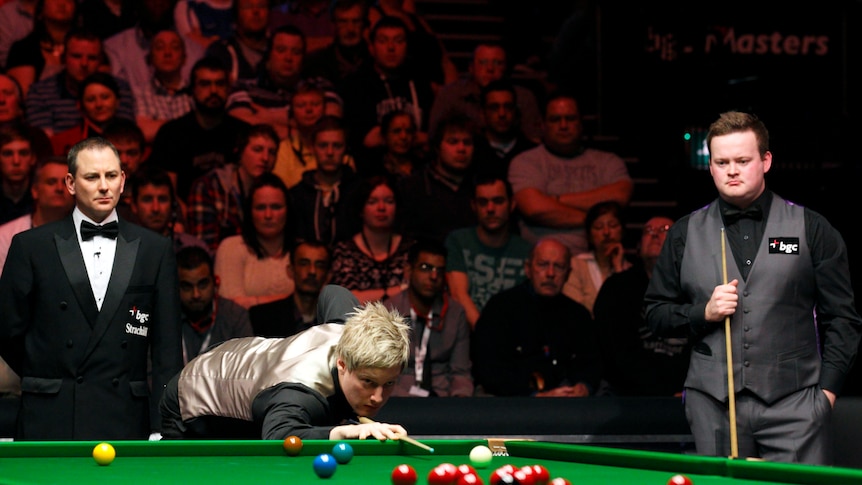 Australia's Neil Robertson (C) lines up a shot against Shaun Murphy (R) in the 2012 Masters final.