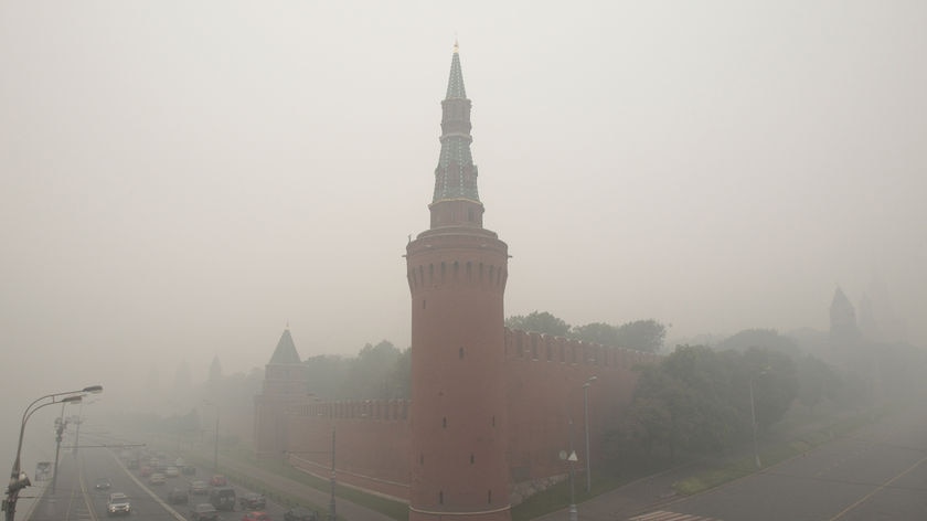 Smog blankets Moscow landmarks