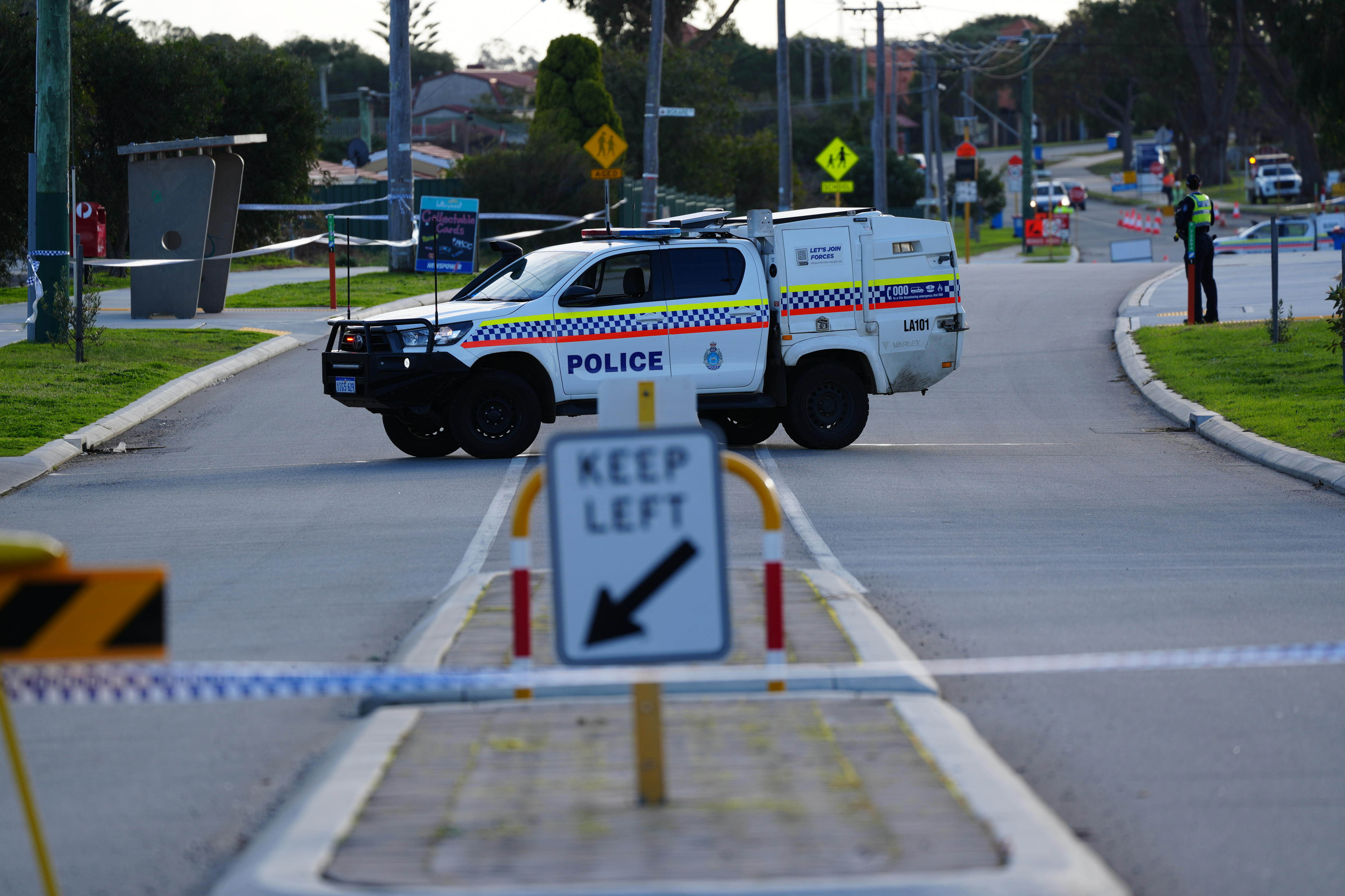 Un coche de policía en medio de la carretera con una cinta borrosa en primer plano