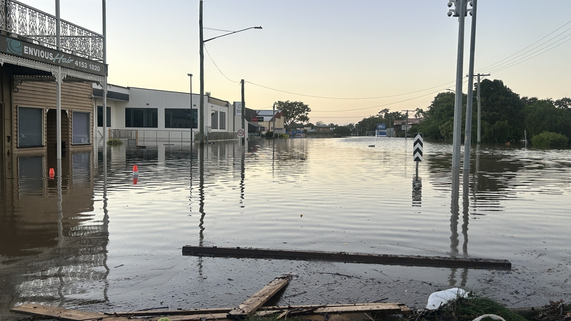 Bundaberg residents brace as floodwater from Burnett River expected to peak this morning